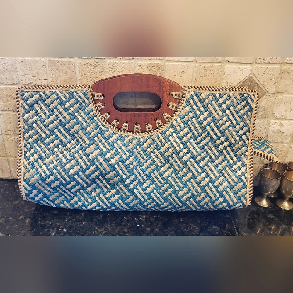 Vintage Mid Century Blue and Cream Straw Woven Handbag w/ Wooden Handles
